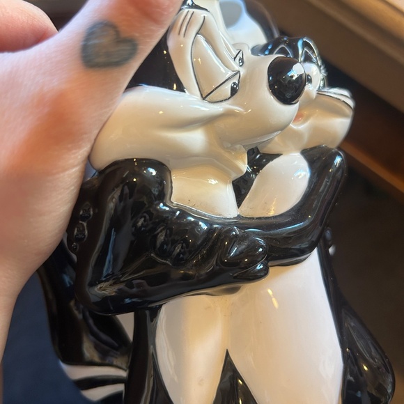 Pepe & Penelope Vase with Original Box (1997 Warner Bros Studio Store Exclusive) - Picture 11 of 14